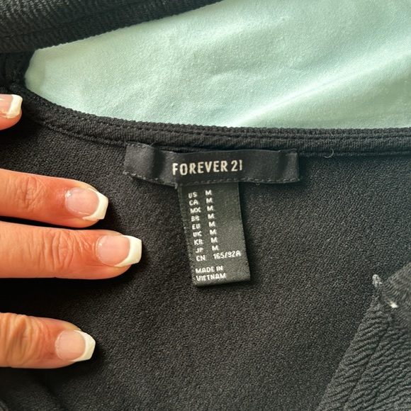 🖤 Little Black Dress – Deep V-Neck Elegance 👗 - Picture 4 of 4